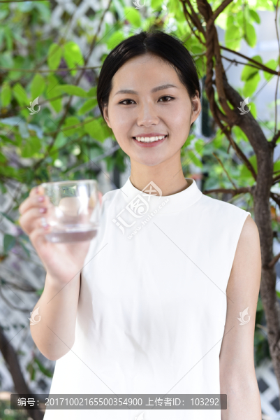 端著水杯的女人