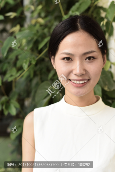 女人笑容特寫