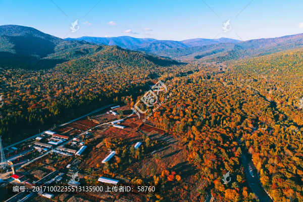 秋季林海中的老白山雪村