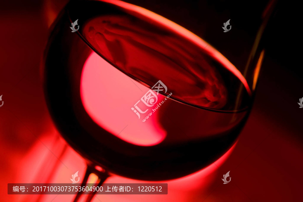 燭光下的酒杯