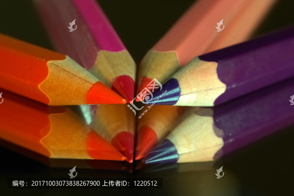 彩色的