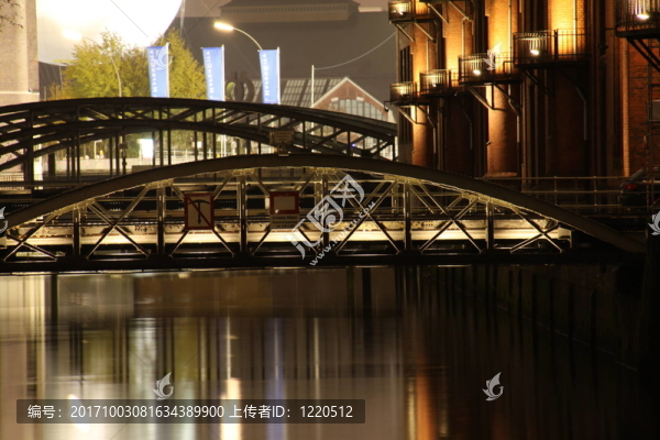 在漢堡之夜的Speicherstadt