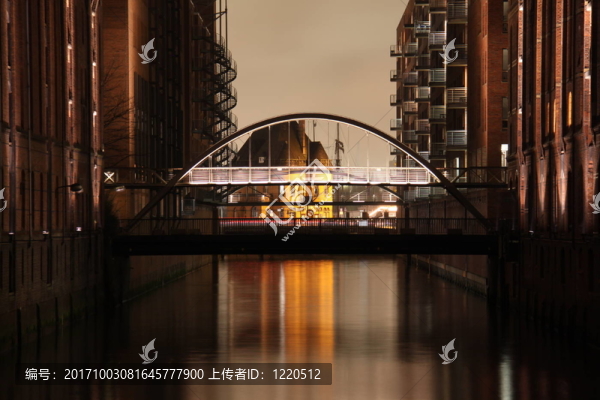 在漢堡之夜的Speicherstadt