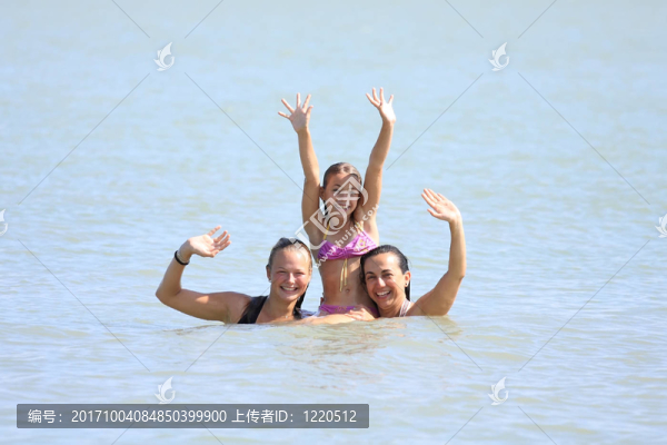 三克ückliches女孩在湖