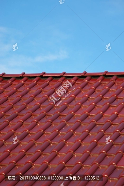 屋頂瓦片和天空