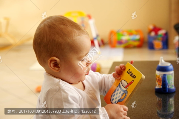 寶寶在客廳玩在家里