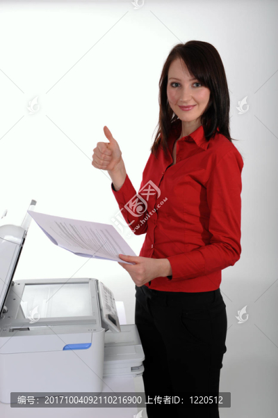 女人在復(fù)印機(jī)