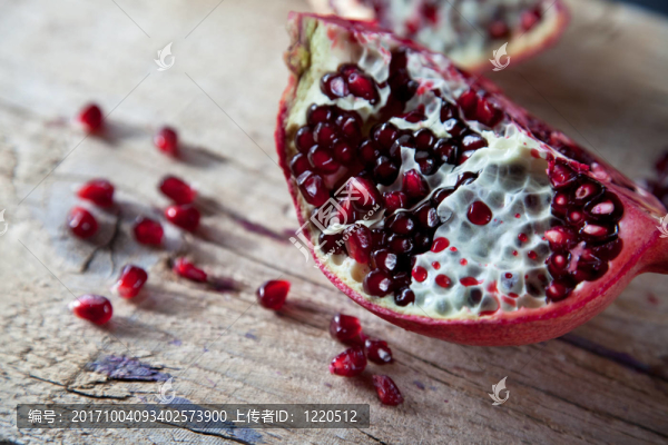 木板上的石榴