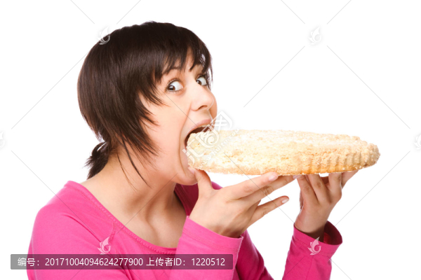 年輕女子咬蛋糕