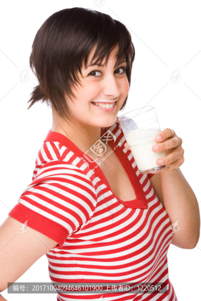 年輕女子喝一杯牛奶