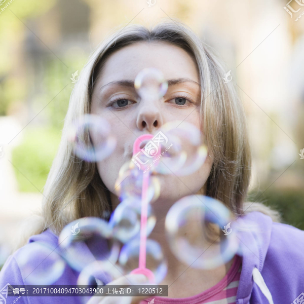 女