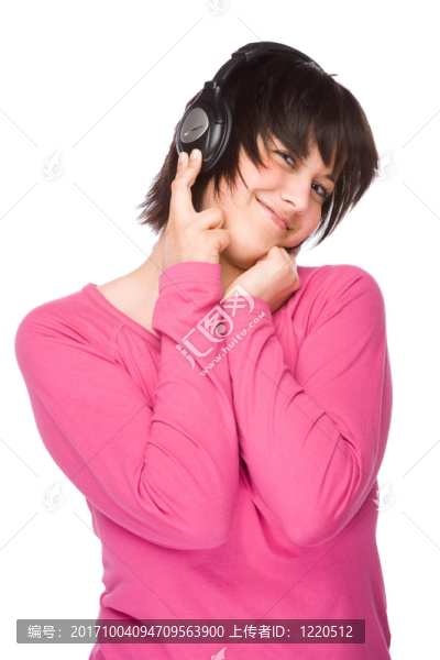 戴著耳機的年輕女子