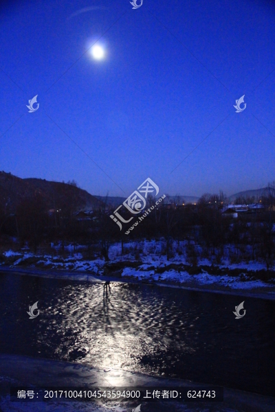 047小城月出