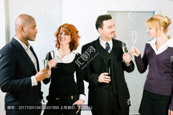 與一群人一起舉行香檳酒會