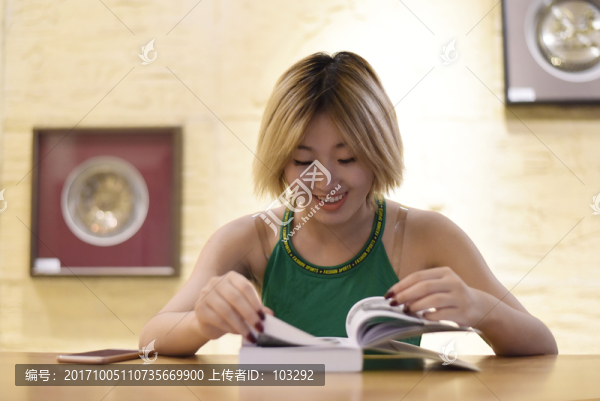 正在看書的女孩