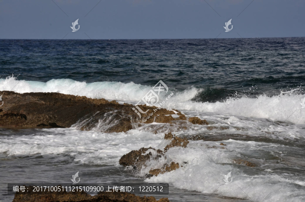 希臘巖石海岸的細(xì)膩海浪