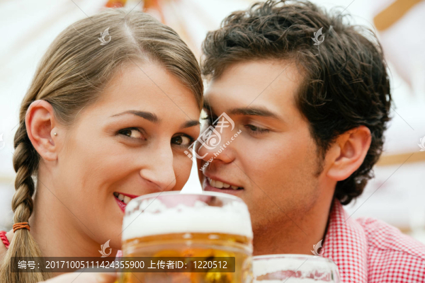 啤酒帳篷里的夫婦