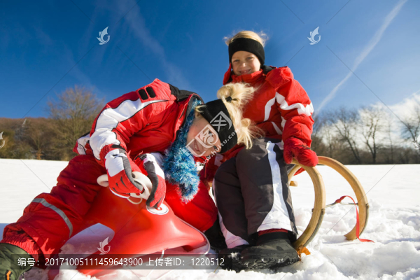 姊妹雪橇在雪中