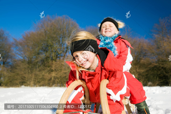 姊妹雪橇在雪中