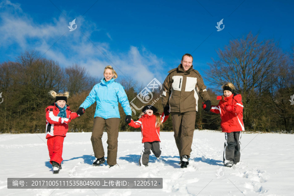 在家里的雪地上散步