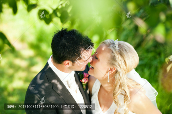 浪漫環(huán)境中的新婚夫婦