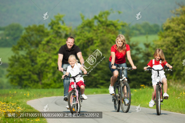 一家人騎自行車