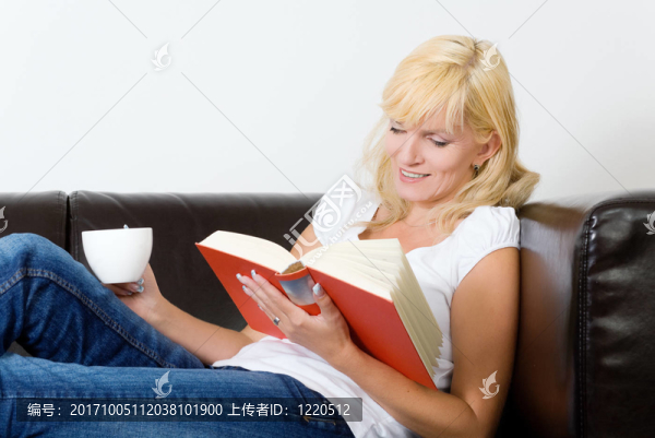 坐著讀書