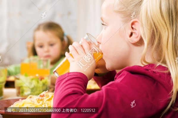 孩子吃面條