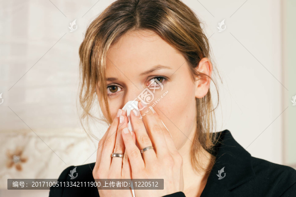 女人擦鼻子