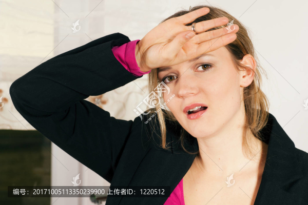 頭痛和發(fā)燒的婦女