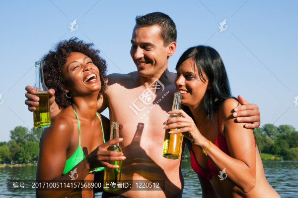 朋友在夏天心情喝啤酒