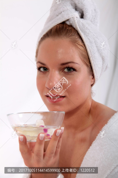 美女看