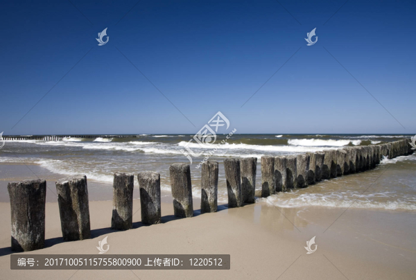 附近的海