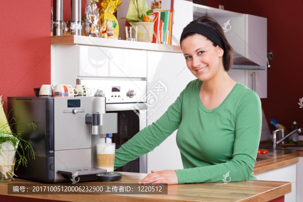 在廚房里