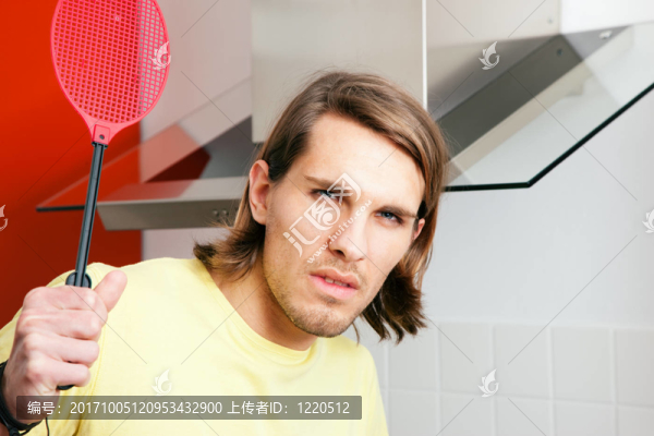男人追逐昆蟲