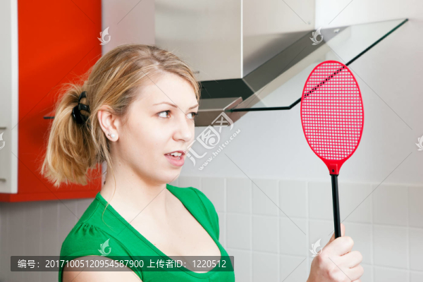 女人追逐昆蟲