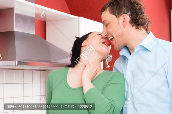在廚房里
