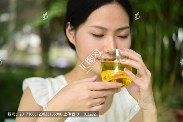 正在喝花茶的女人