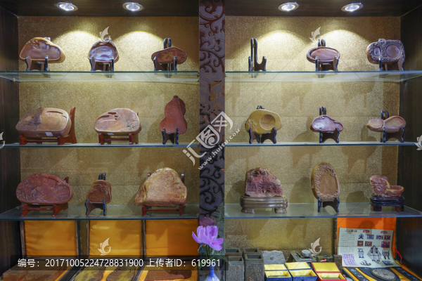 展架奇石紅絲石硯臺(tái)