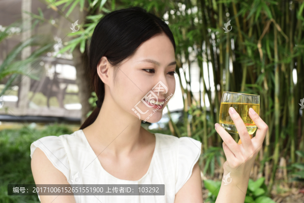 端著一杯花茶的女人