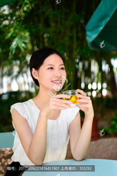 端著一杯花茶的女人