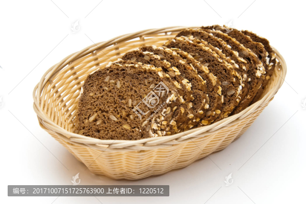 全麥面包在柳條筐