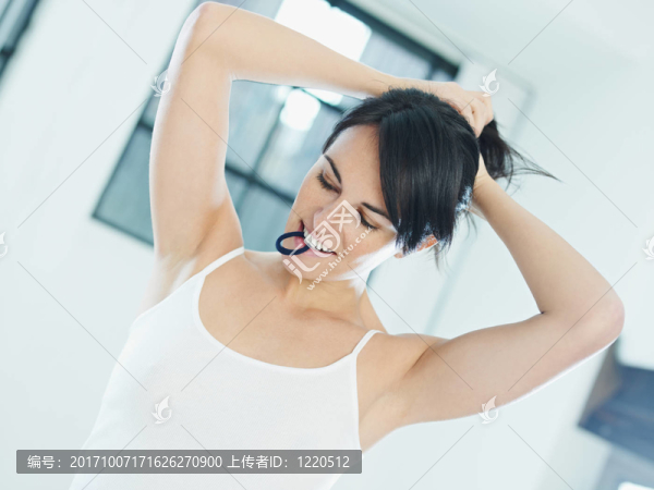 女人笑了