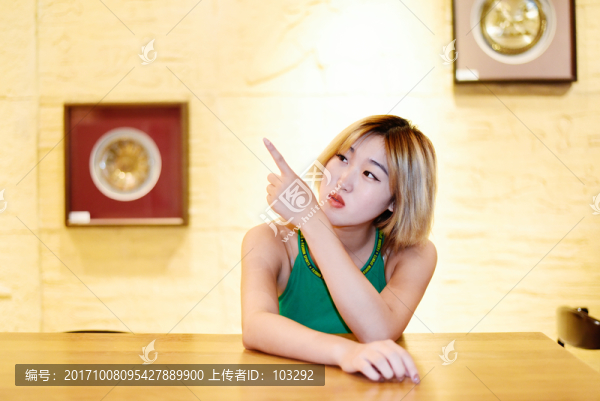 手指上方的女孩