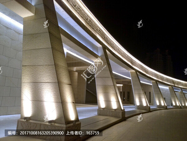 夜色中的燈光廊柱