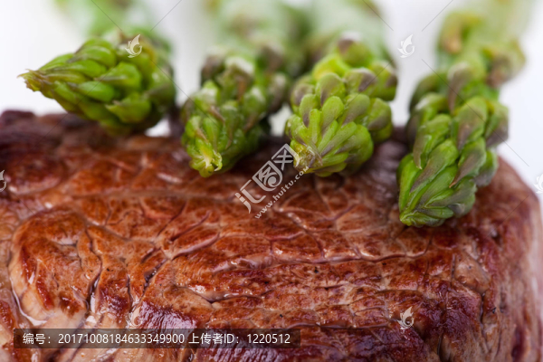 用綠蘆筍扒牛排