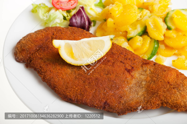 炸豬排配檸檬和土豆沙拉