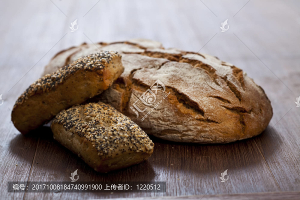 暖黑麥面包和小圓面包