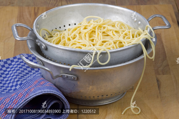 在一個(gè)漏勺意大利面
