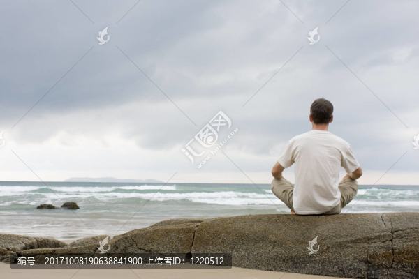 在海灘上沉思的人